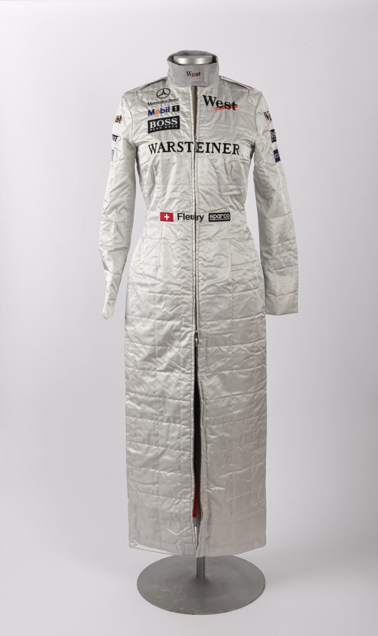 Bild 1 zu Objekt, 'Formula One Dress' and accompanying bag, 1999, Sylvie Fleury, HUGO BOSS, 163D 714