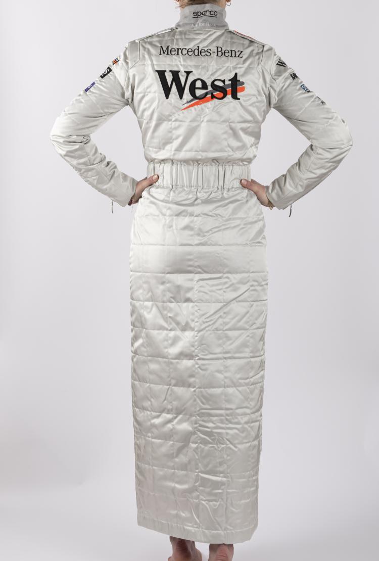 Bild 2 zu Objekt, 'Formula One Dress' and accompanying bag, 1999, Sylvie Fleury, HUGO BOSS, 163D 714