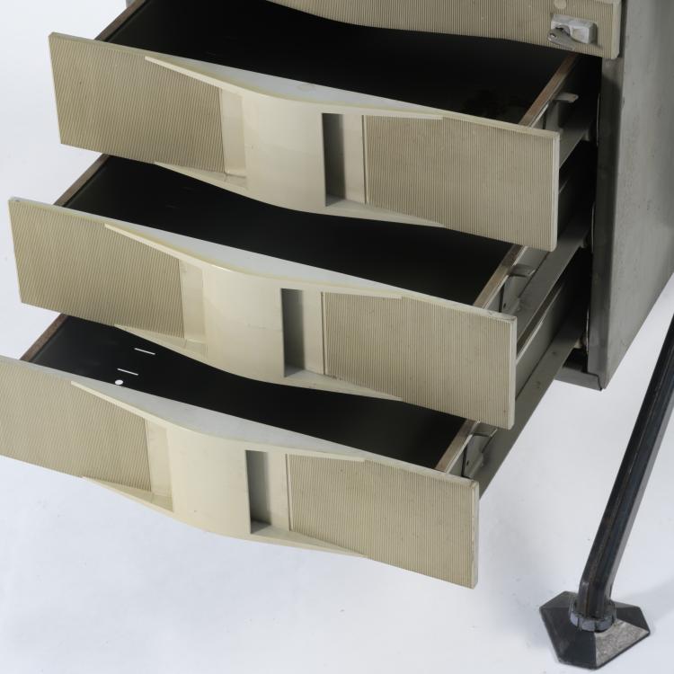 Bild 2 zu Objekt, 'Arco' desk, 1963, Studio B.B.P.R., Olivetti, Ivrea, 163C 308