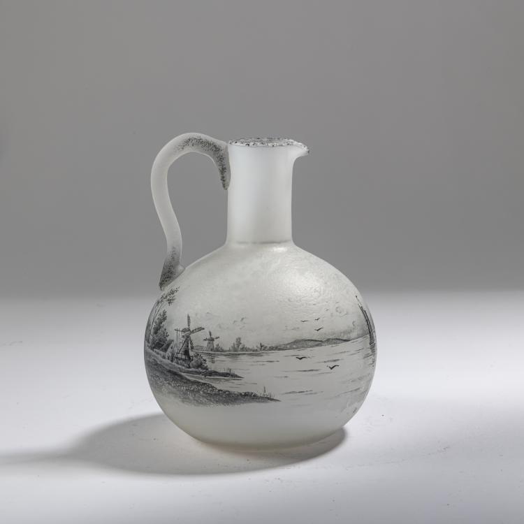 Bild 1 zu Objekt, Kleiner Krug 'Delft', um 1898, Nancy Daum Fr&egrave;res, Daum Fr&egrave;res, Nancy, 162B 75