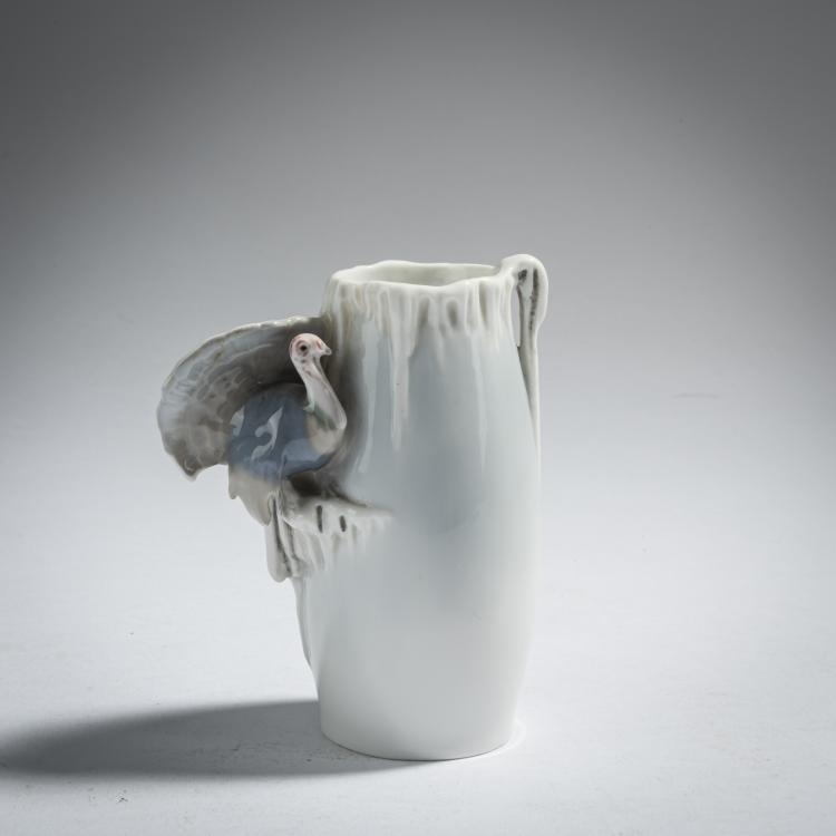 Hauptbild zu Objekt, Small vase with turkey, c. 1900, Metzler & Ortloff, Ilmenau, 165C 388