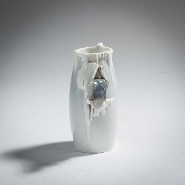 Bild 1 zu Objekt, Small vase with turkey, c. 1900, Metzler & Ortloff, Ilmenau, 165C 388