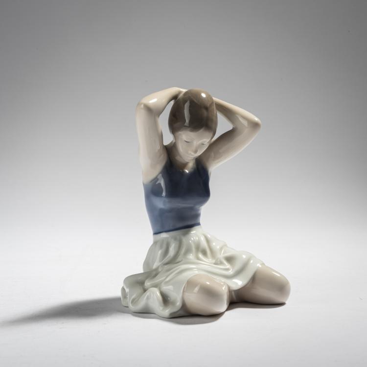 Hauptbild zu Objekt, Girl tying her hair, 1930s, John Galster, Kopenhagen, KPM, 165C 383