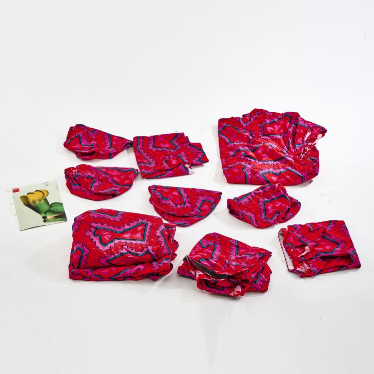 Hauptbild zu Objekt, Zwei Bez&uuml;ge 'Zaire' f&uuml;r den Sessel 'Wink' von Toshiyuki Kita, um 1982, Toshiyuki Kita, Cassina, Mailand, 170A 274