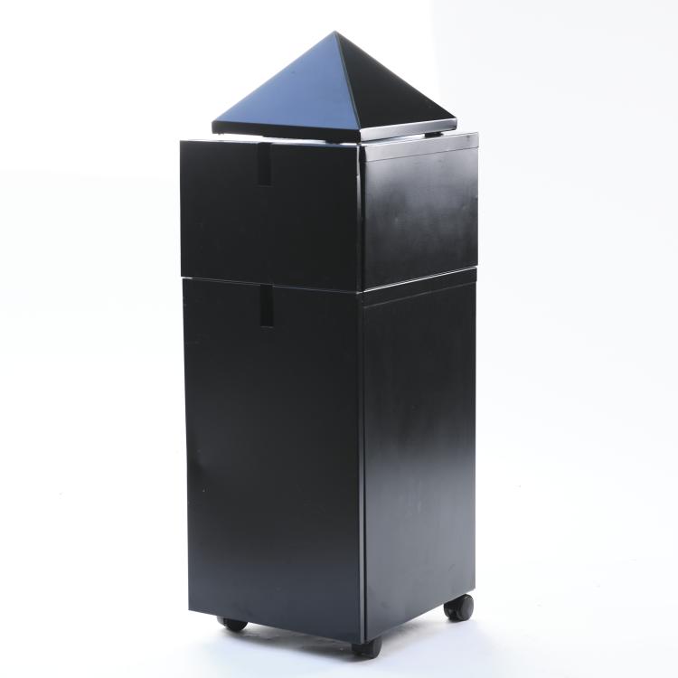 Hauptbild zu Objekt, 'Theatre du Monde' cupboard, 1984, Philippe Starck, XO, Brie-Comte-Robert., 164B 485