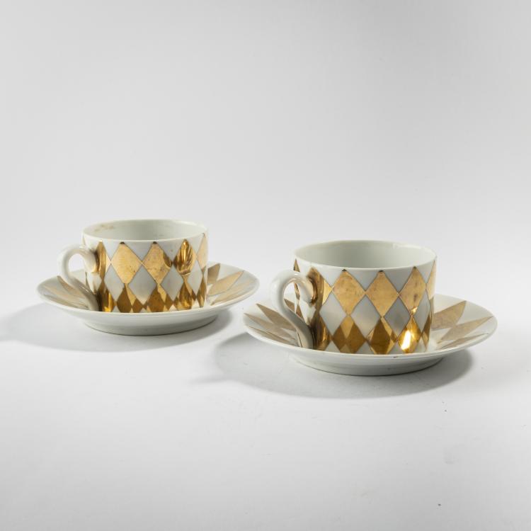 Bild 1 zu Objekt, Zwei Kaffeetassen mit Untertellern 'Rombi', 1950er Jahre, Piero Fornasetti, Fornasetti, Mailand, 164A 185