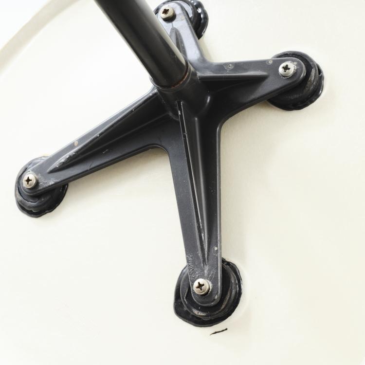 Bild 2 zu Objekt, 4 'Plastic Side Chair' chairs on 'Aluminum Group Base', 1958, Charles Eames,Ray Eames, Herman Miller, Zeeland, 164B 300