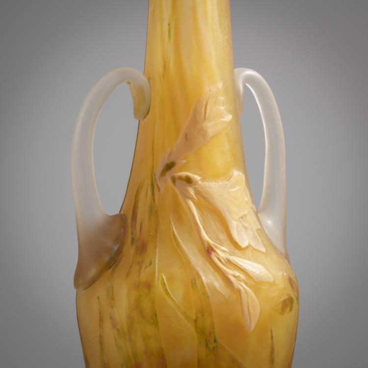 Bild 4 zu Objekt, Henkelvase 'Freesias jaunes', 1913, Daum Fr&egrave;res, Nancy, 165B 138