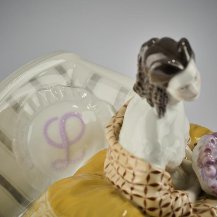 Bild 6 zu Objekt, Sitzende Dame im Reifrock, 1909, Carl Reschke, Berlin, KPM, 165D 495