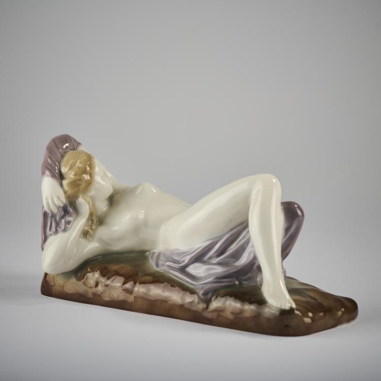 Hauptbild zu Objekt, Reclining lady, before 1918, Zsolnay, Pecs, 165D 574