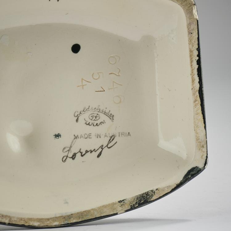 Bild 4 zu Objekt, 'Stehender Damenakt mit gro&szlig;em Tuch', um 1933, Josef Lorenzl, Goldscheider, Wien, 165D 520