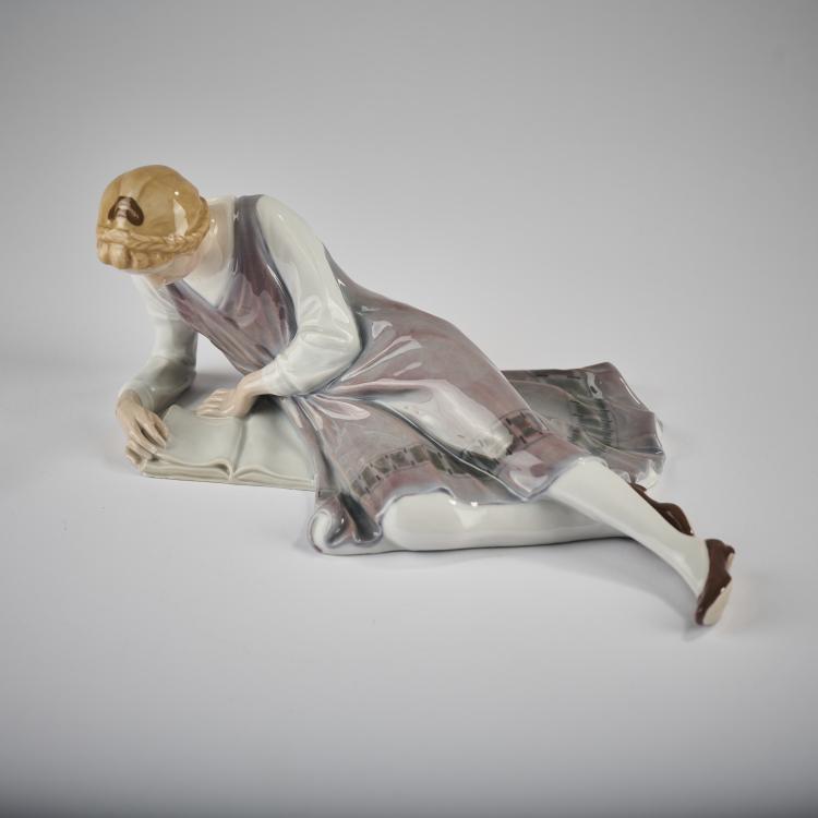 Hauptbild zu Objekt, 'Girl Reading', 1905-10, Philipp Lange, Meissen, KPM, 165D 554