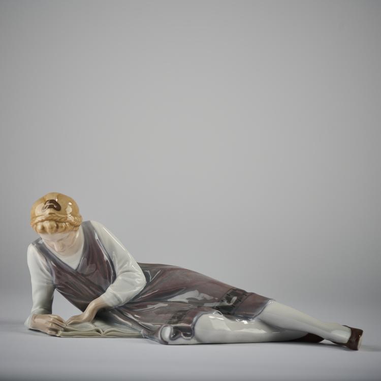 Bild 2 zu Objekt, 'Girl Reading', 1905-10, Philipp Lange, Meissen, KPM, 165D 554