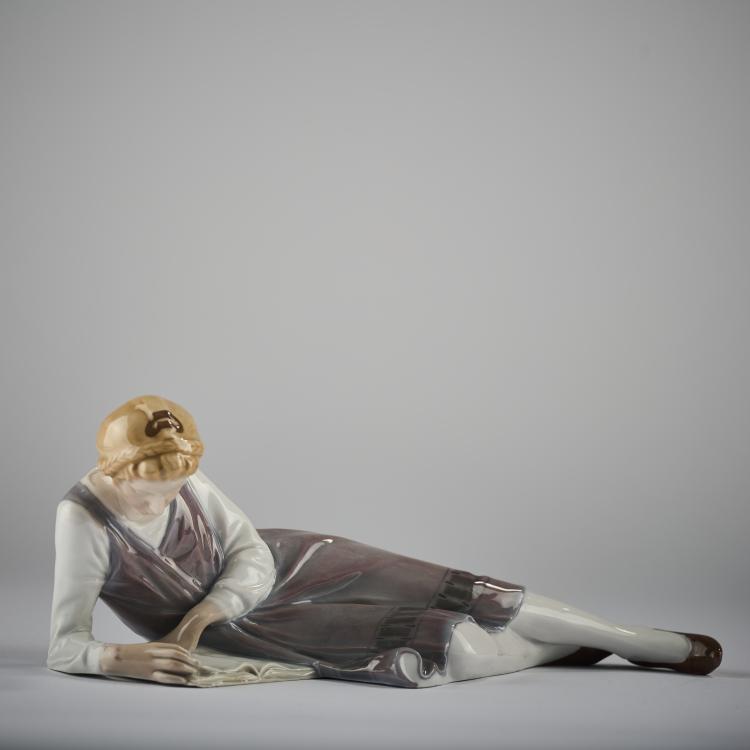 Bild 3 zu Objekt, 'Girl Reading', 1905-10, Philipp Lange, Meissen, KPM, 165D 554