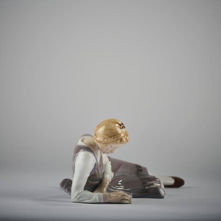 Bild 4 zu Objekt, 'Girl Reading', 1905-10, Philipp Lange, Meissen, KPM, 165D 554