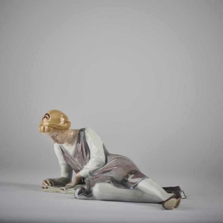 Bild 5 zu Objekt, 'Girl Reading', 1905-10, Philipp Lange, Meissen, KPM, 165D 554