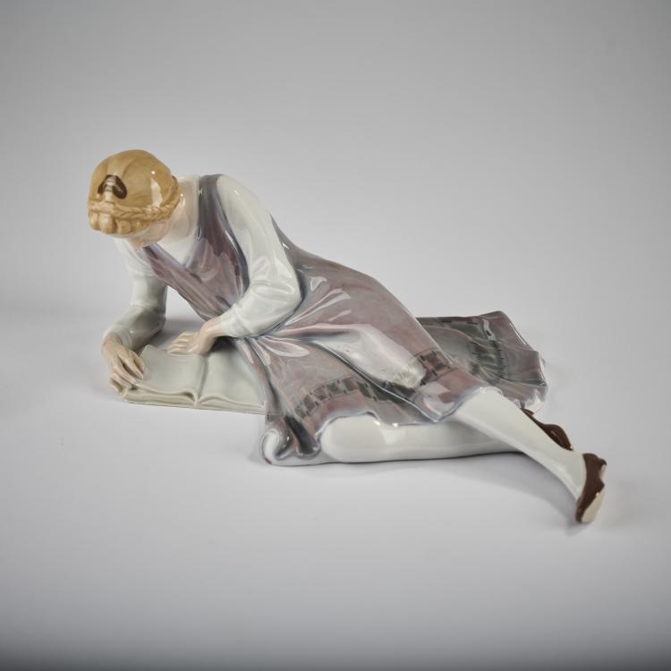 Bild 7 zu Objekt, 'Girl Reading', 1905-10, Philipp Lange, Meissen, KPM, 165D 554