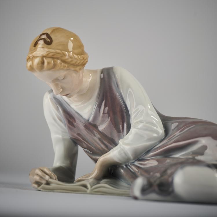 Bild 8 zu Objekt, 'Girl Reading', 1905-10, Philipp Lange, Meissen, KPM, 165D 554