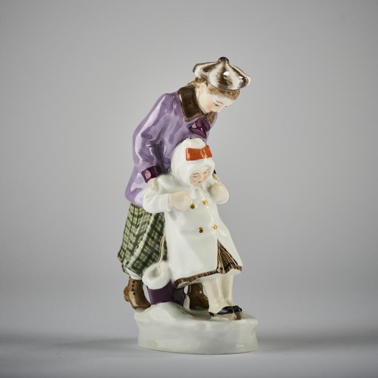 Bild 1 zu Objekt, 'Der erste Schlittschuhlauf', 1904, Alfred Otto Adalbert K&ouml;nig, Meissen, KPM, 165D 553