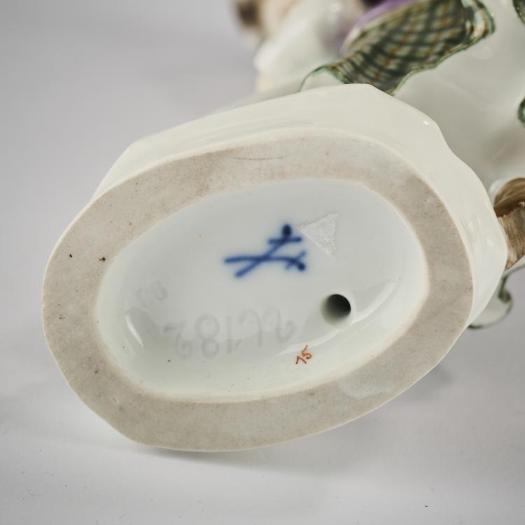 Bild 4 zu Objekt, 'Der erste Schlittschuhlauf', 1904, Alfred Otto Adalbert K&ouml;nig, Meissen, KPM, 165D 553