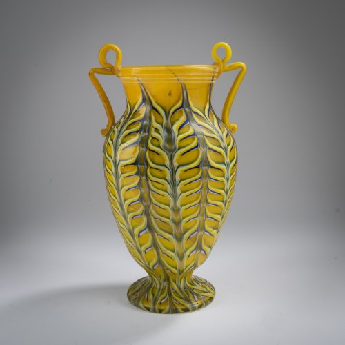 Henkelvase, um 1905