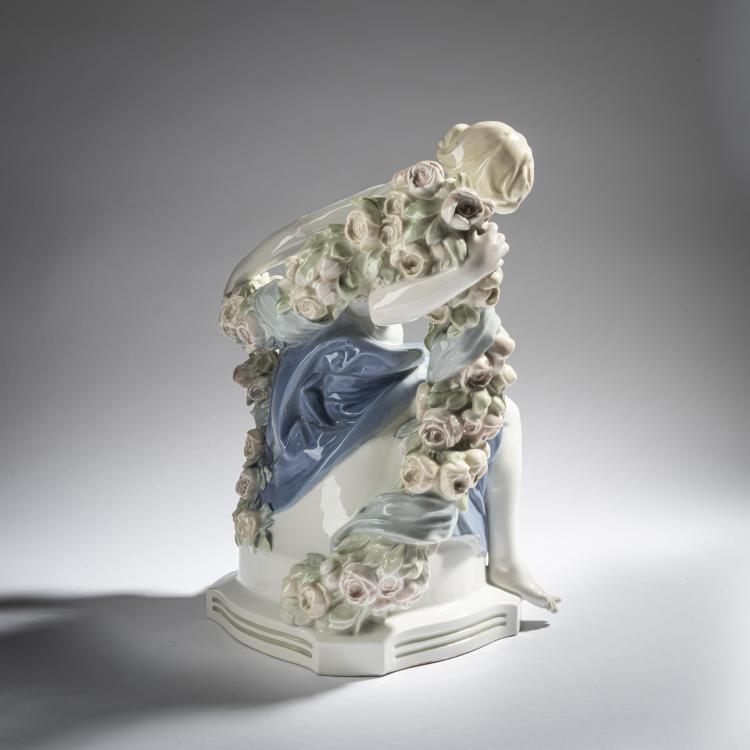 Bild 3 zu Objekt, 'Flora' - 'Sitzende Figur, weiblich, mit Blumengirlande', 1909, Paul Schley, Berlin, KPM, 165D 496
