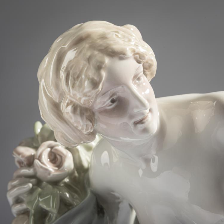 Bild 4 zu Objekt, 'Flora' - 'Sitzende Figur, weiblich, mit Blumengirlande', 1909, Paul Schley, Berlin, KPM, 165D 496