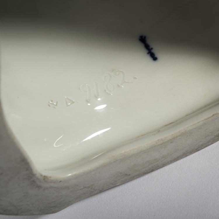 Bild 5 zu Objekt, 'Flora' - 'Sitzende Figur, weiblich, mit Blumengirlande', 1909, Paul Schley, Berlin, KPM, 165D 496