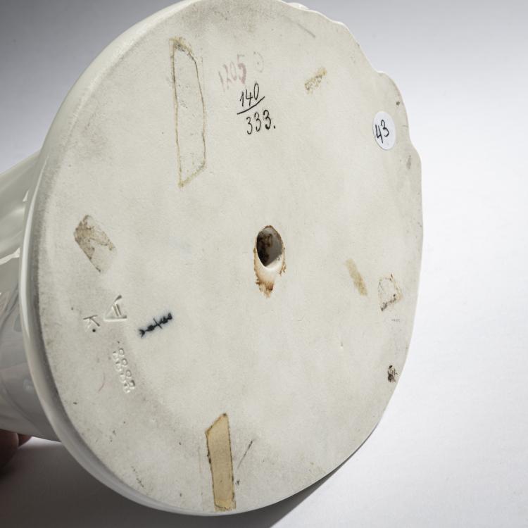 Bild 6 zu Objekt, 'Figure with Muff', 1908, Hermann Hubatsch, Berlin, KPM, 165D 491