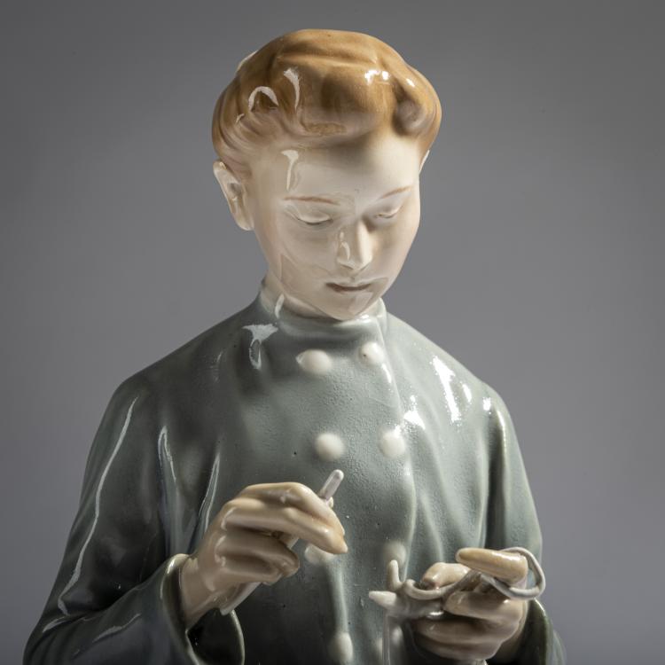 Bild 1 zu Objekt, 'Knitting girl', 1906, Karl Theodor Eichler, Meissen, KPM, 165D 555