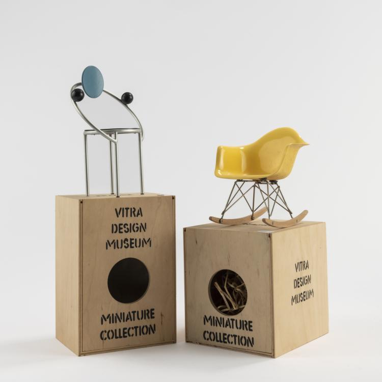 Bild 2 zu Objekt, Two seating furniture miniatures 'RAR' and 'First', 1950-53/1983, Michele De Lucchi,Charles Eames, Vitra, Weil am Rhein, 167B 429