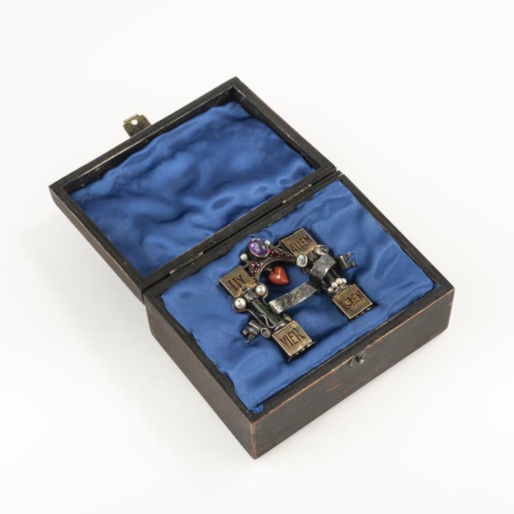 Bild 1 zu Objekt, 'In allen vier Ecken soll Liebe stecken' brooch, 1988, Patrik Muff, 166C 448