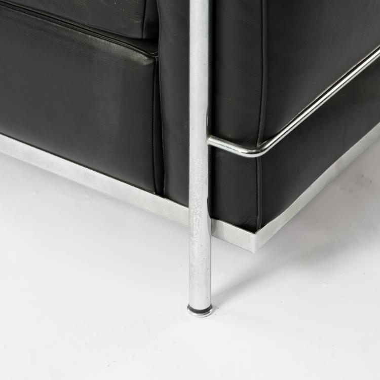 Bild 2 zu Objekt, 'LC 2' easy chair, 1928, Pierre Jeanneret,Charlotte Perriand,Le Corbusier Charles-&Eacute;douard Jeanneret-Gris, Cassina, Mailand, 167B 358