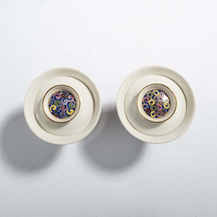Bild 2 zu Objekt, Zwei Tassen mit Untertassen/Deckel 'Aime', um 1989, Bořek &Scaron;&iacute;pek, Driade, Caorso; Koninklijke Porceleyne Fles, Delft, 169A 56
