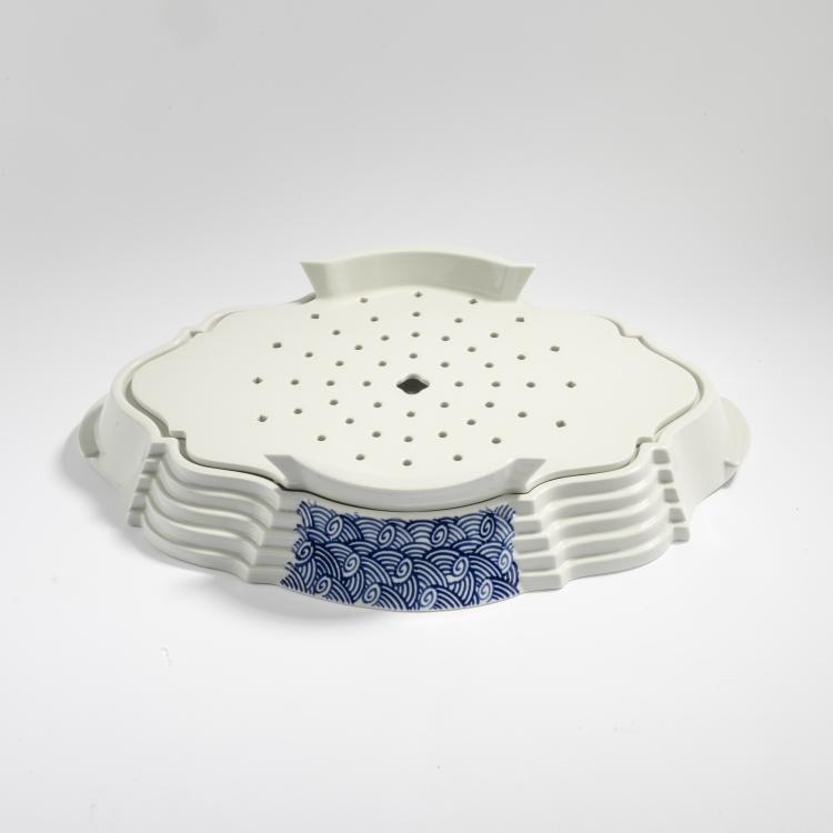 Hauptbild zu Objekt, Vorlegeteller 'Bernard' mit Abtropfablage 'Bergotte', 1990, Bořek &Scaron;&iacute;pek, Driade, Caorso; Koninklijke Porceleyne Fles, Delft, 169A 55