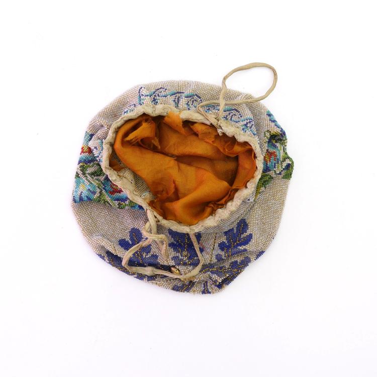 Bild 1 zu Objekt, Pouch with floral border, c. 1910, 167O 159