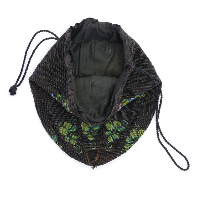 Bild 2 zu Objekt, Perlbeutel mit Blumenkranz und Lyra, 2. H&auml;lfte 19. Jh., 167O 88