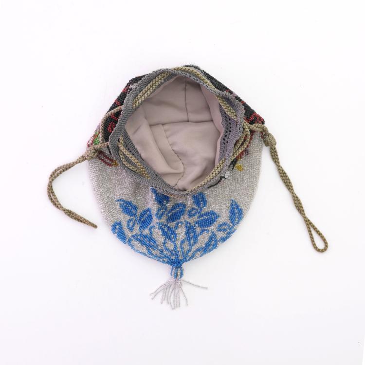 Bild 1 zu Objekt, Perlbeutel mit Bl&uuml;ten, 2. H&auml;lfte 19. Jh., 167O 92