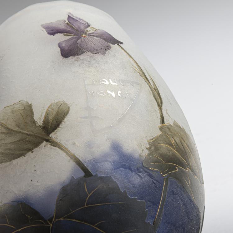 Bild 4 zu Objekt, Small 'Violettes' vase, c. 1910, Daum Fr&egrave;res, Nancy, 168A 66