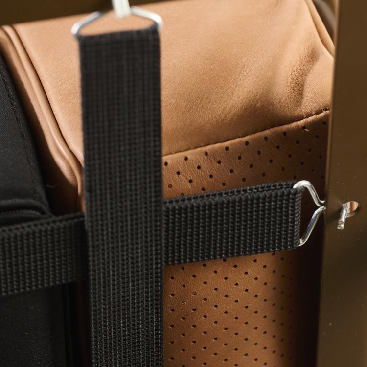 Bild 3 zu Objekt, 'LC 2' easy chair, 1928, Pierre Jeanneret,Charlotte Perriand,Le Corbusier Charles-&Eacute;douard Jeanneret-Gris, Cassina, Mailand, 169C 451