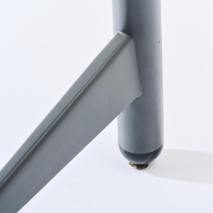 Bild 3 zu Objekt, 2 'Kick' side tables, 1983, Toshiyuki Kita, Cassina, Mailand, 169C 749