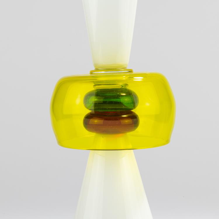 Bild 1 zu Objekt, 'Neobule' vase object, 1986, Ettore Sottsass, Compagnia Vetraria Muranese, Murano; Memphis, Mailand, 169A 104