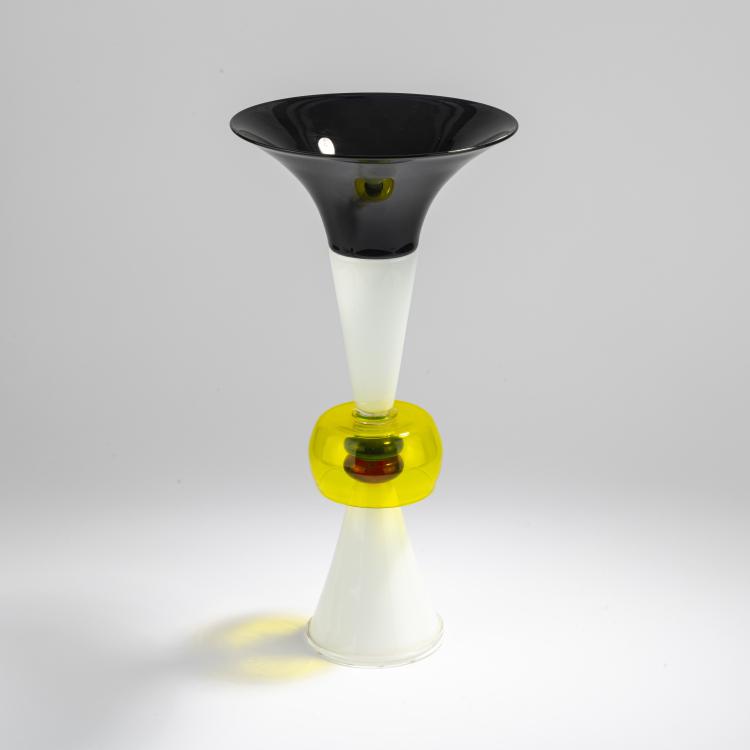 Bild 2 zu Objekt, 'Neobule' vase object, 1986, Ettore Sottsass, Compagnia Vetraria Muranese, Murano; Memphis, Mailand, 169A 104