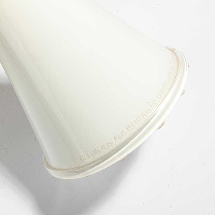 Bild 3 zu Objekt, 'Neobule' vase object, 1986, Ettore Sottsass, Compagnia Vetraria Muranese, Murano; Memphis, Mailand, 169A 104