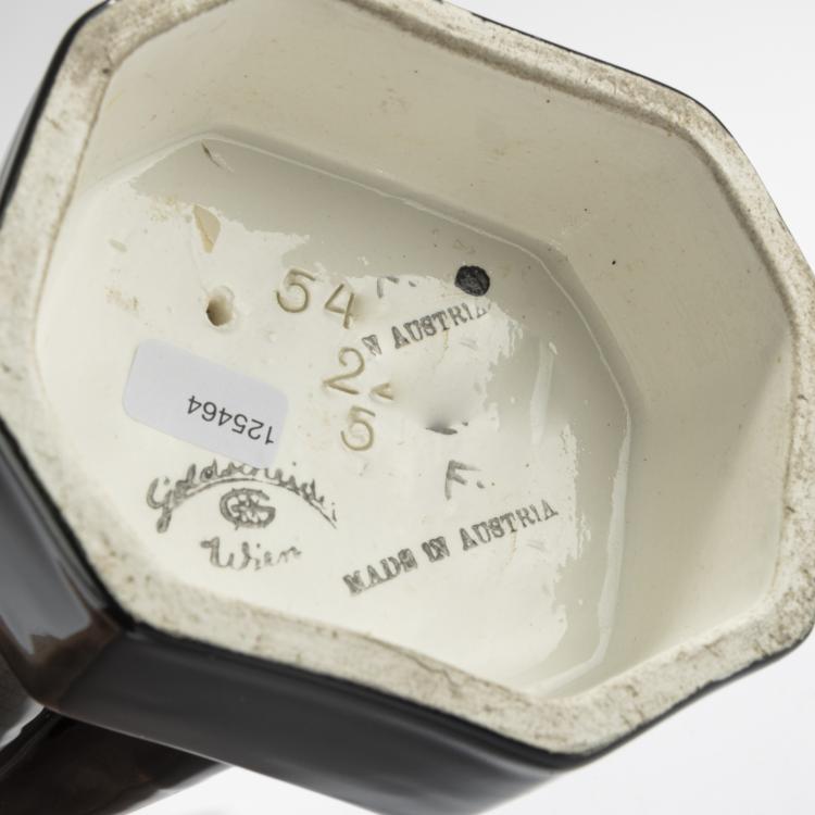 Bild 4 zu Objekt, 'Stehender Knabe mit Kappe und Tragebeutel', 1924/25, Wilhelm Thomasch, Goldscheider, Wien, 168C 585