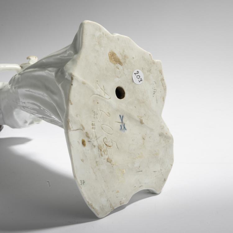 Bild 4 zu Objekt, 'Ball Lady Buttoning a Glove', 1909, Rudolf Hentschel, Meissen, Porzellanmanufaktur, 168C 553