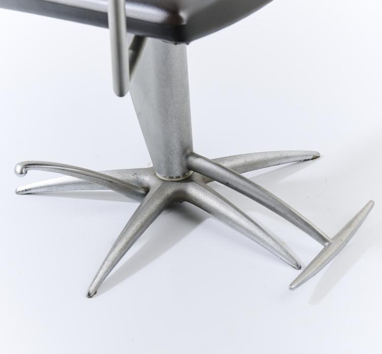 Bild 9 zu Objekt, Zwei Fris&ouml;rst&uuml;hle 'Techno', 1990/91, Philippe Starck, Pr&eacute;sence, Paris, 169A 145