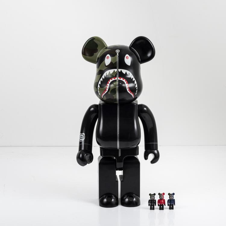 Hauptbild zu Objekt, BE@RBRICK x Bape 1st Camo Shark 1000%, 1st Camo Shark 100%, 1st Camo Shark Red 100%, 1st Camo Shark Navy 100%, 2017, MEDICOM TOY, 169E 1090