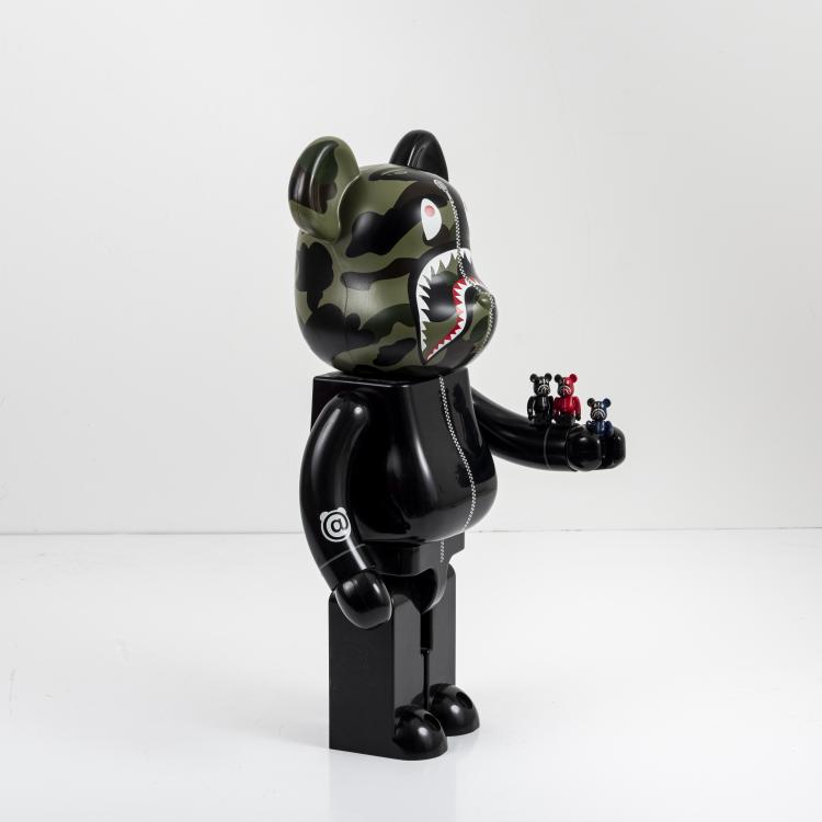 Bild 1 zu Objekt, BE@RBRICK x Bape 1st Camo Shark 1000%, 1st Camo Shark 100%, 1st Camo Shark Red 100%, 1st Camo Shark Navy 100%, 2017, MEDICOM TOY, 169E 1090