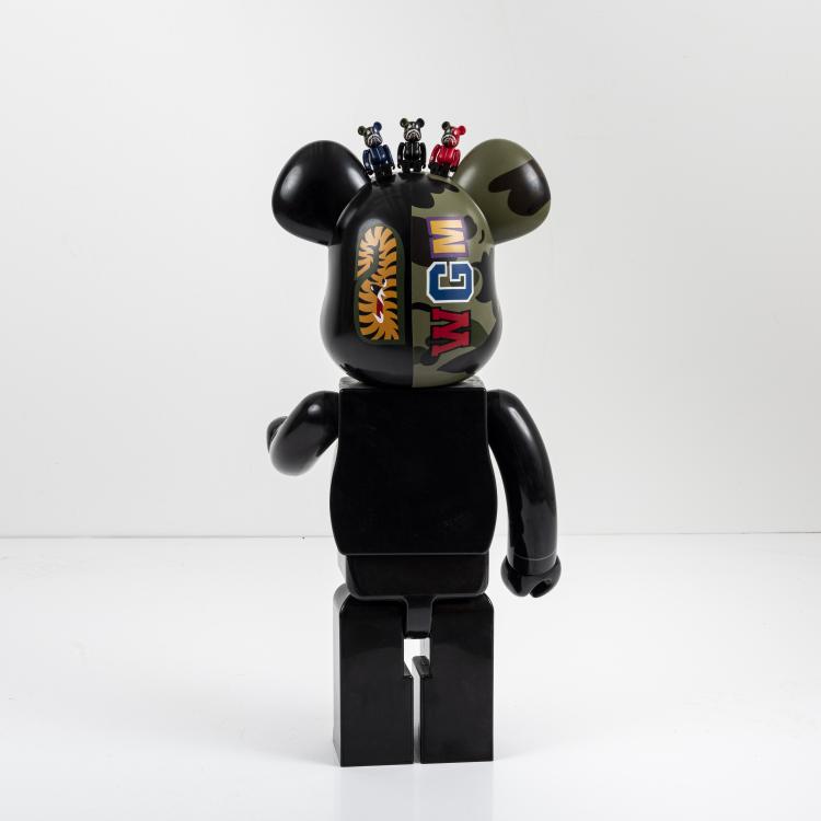 Bild 2 zu Objekt, BE@RBRICK x Bape 1st Camo Shark 1000%, 1st Camo Shark 100%, 1st Camo Shark Red 100%, 1st Camo Shark Navy 100%, 2017, MEDICOM TOY, 169E 1090